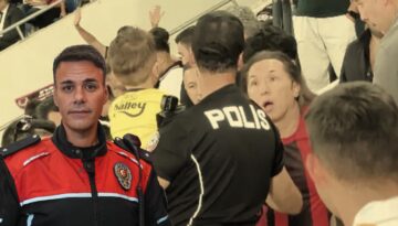 Polis, tribünden kurtardığı Fenerbahçeli minikle diyaloğunu anlattı. Çocuğun sorusu yürek yaktı