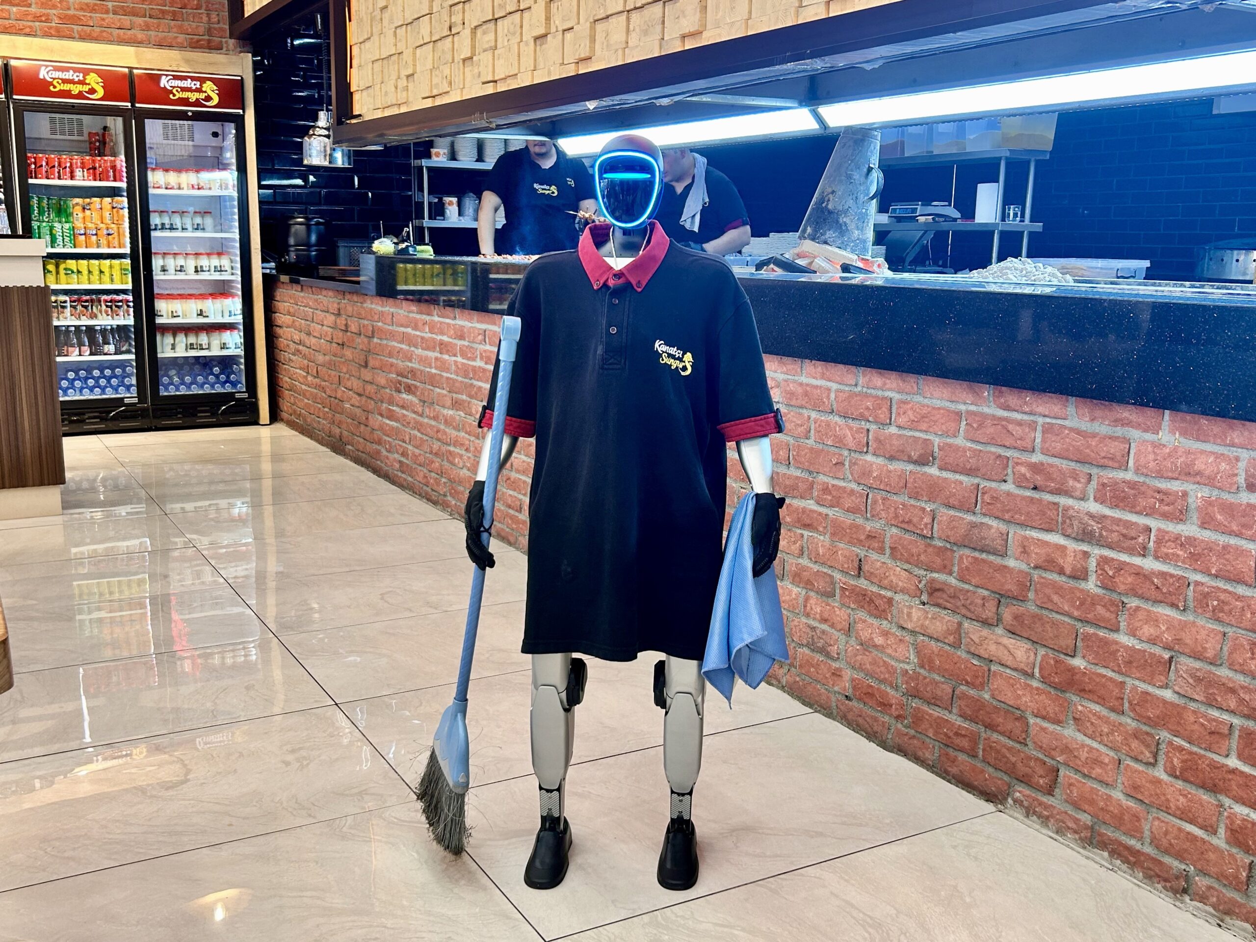 Robot garson, müşterilerin ilgi odağı oldu: Zam isteyip izin peşinde koşuyor