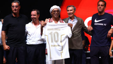 Ronaldinho futbola döndü. İtalyan ekibine imzayı attı, kulüpten hisse de aldı