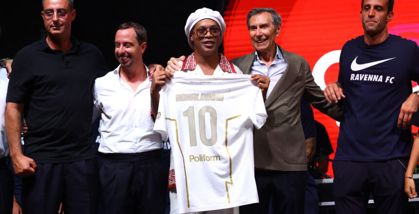 Ronaldinho futbola döndü. İtalyan ekibine imzayı attı, kulüpten hisse de aldı