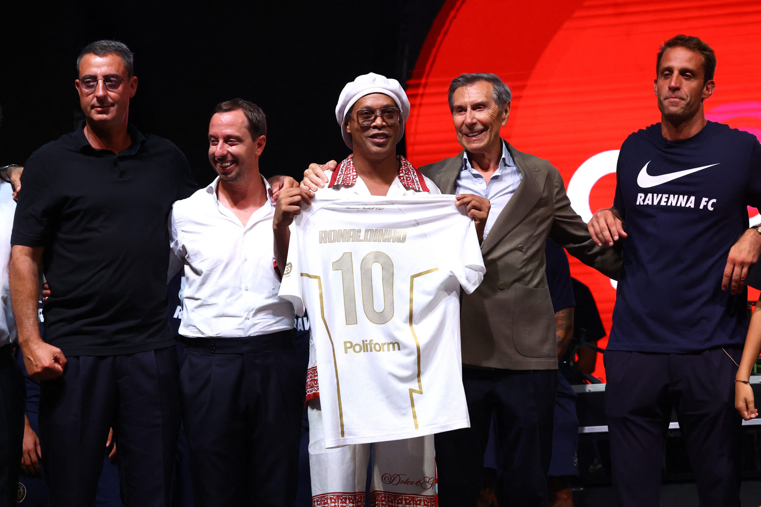 Ronaldinho futbola döndü. İtalyan ekibine imzayı attı, kulüpten hisse de aldı