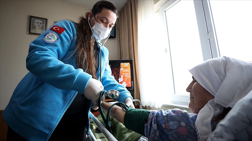 Sağlık Bakanlığı 1,3 milyonu aşkın hastaya evde sağlık hizmeti sundu