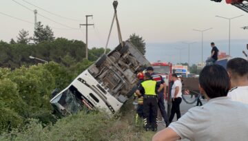 Samsun’da özel halk otobüsü devrildi. 21 kişi yaralandı