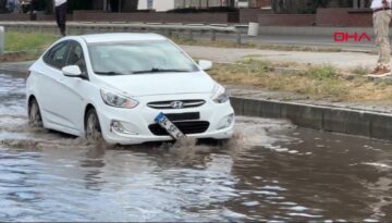 Samsun’da sağanak etkili oldu: Araçlar yollarda mahsur kaldı