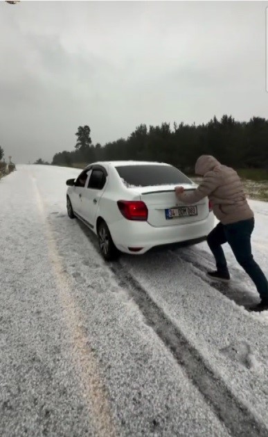 Sarıkamış’a yağan dolu yolları beyaza bürüdü