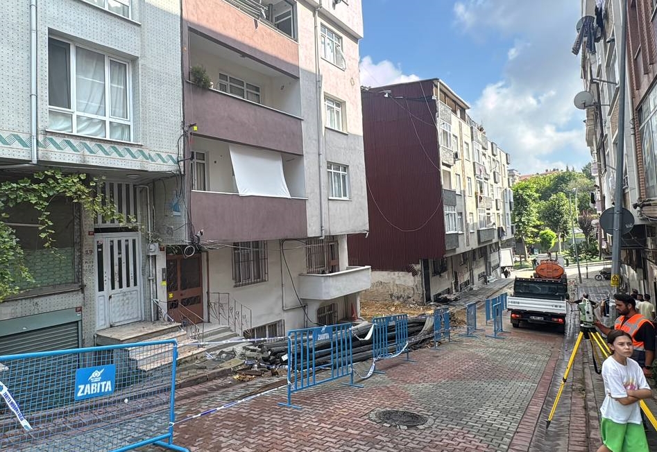 Sultangazi’de temel kazısı etrafındaki binalara hasar verdi. 3 bina boşaltıldı