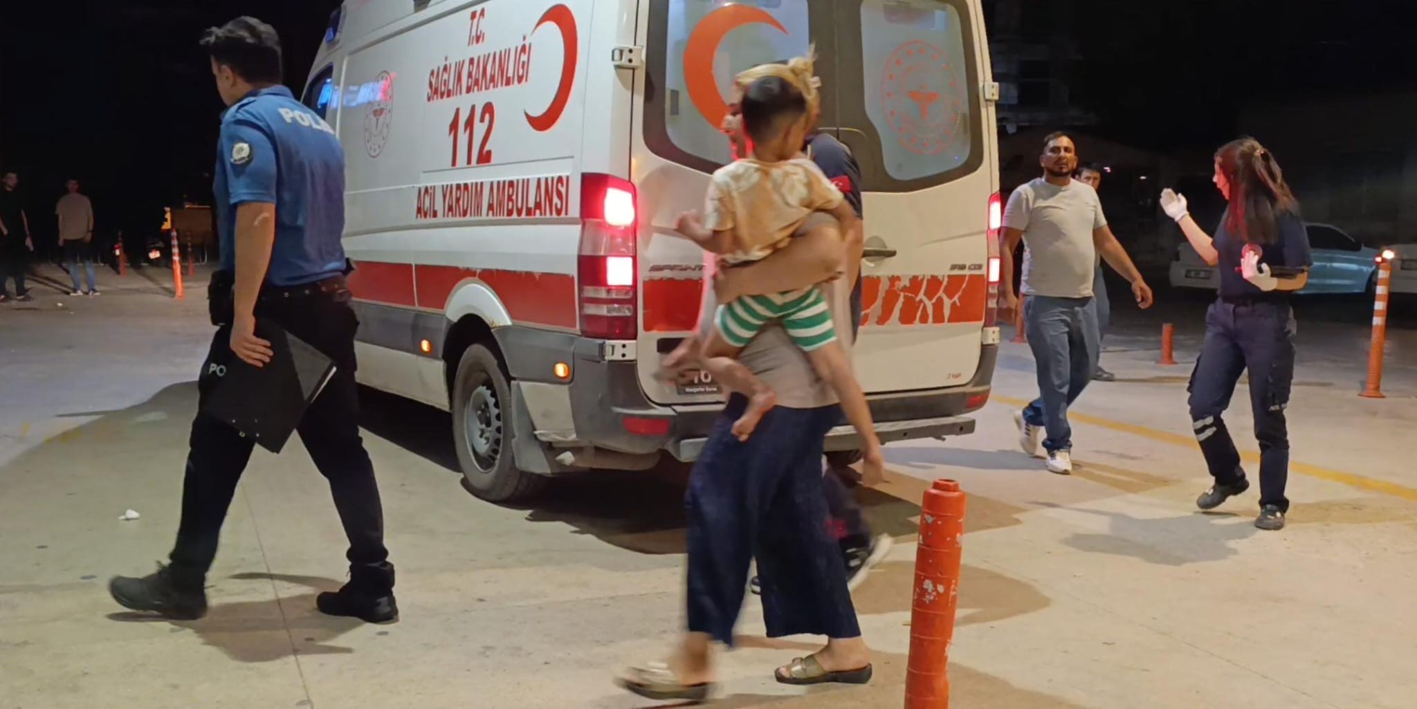 Tartışmada silahlar çekildi. Yoldan geçen baba ve oğlu yaralandı