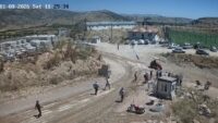 Taşlı saldırıdan kurtulmak için traktörü grubun üzerine sürdü