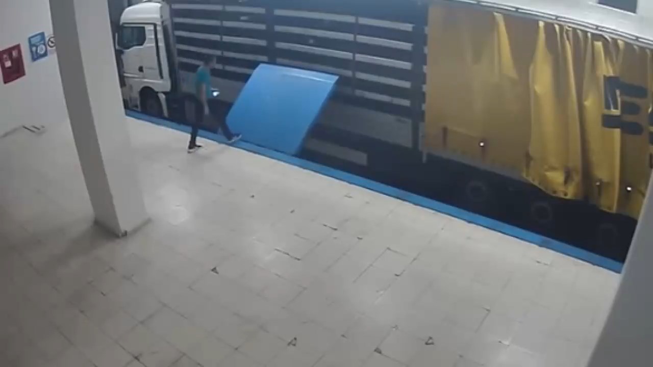 TIR’ın içinde firar edecekti. Suç örgütü üyesi yurt dışına kaçarken yakalandı