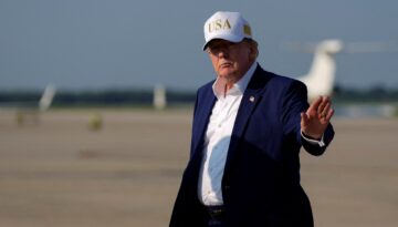 Trump gizlice uçak değiştirirken iki kabine üyesini Air Force One’da bırakmış