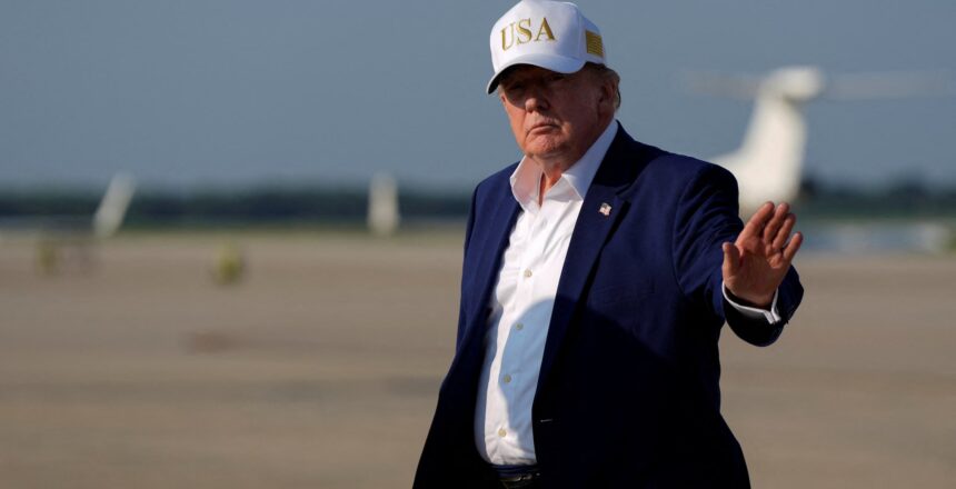 Trump gizlice uçak değiştirirken iki kabine üyesini yem olarak bırakmış