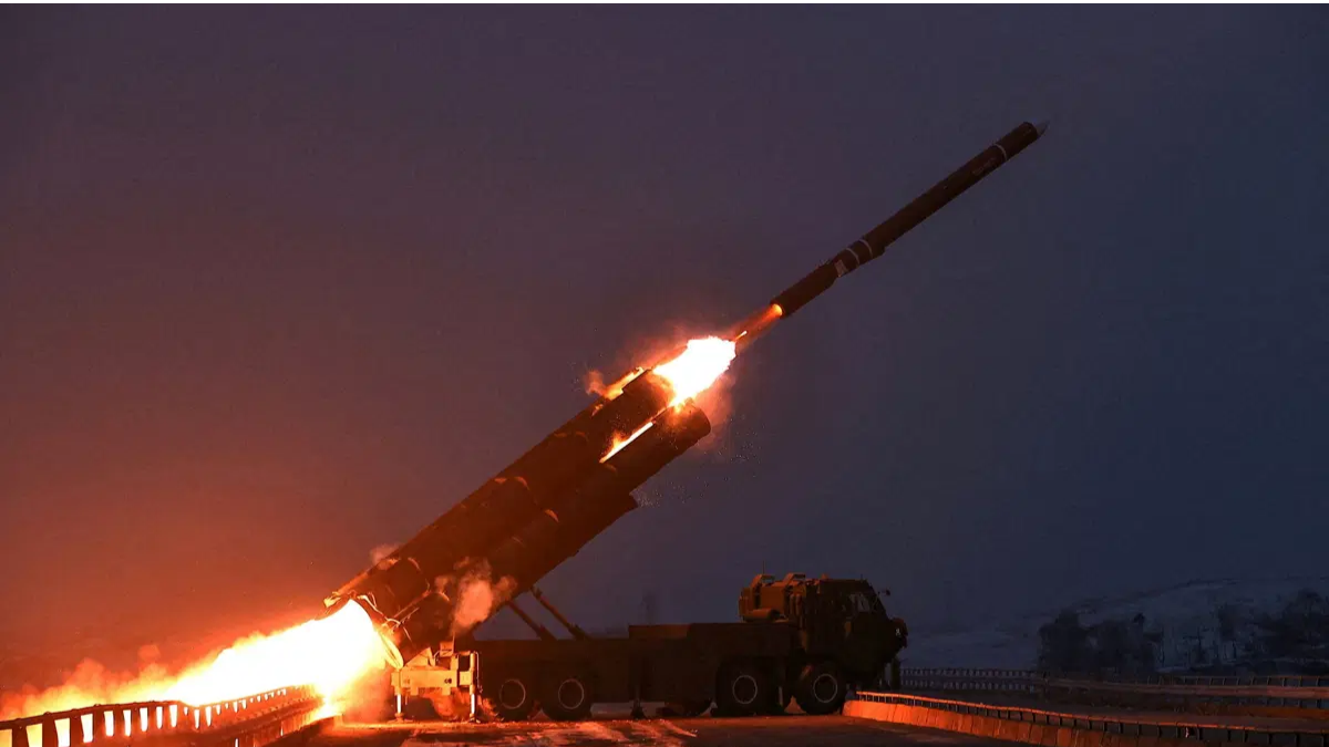 Trump “Görüşeceğiz” dedi, Kim Jong-un füze fırlattı