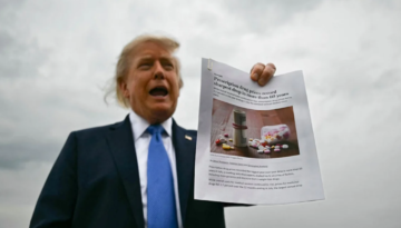 Trump’tan ilaç fiyatları gafı: “Gördünüz mü” diyerek Biden yönetimini öven haberi gösterdi