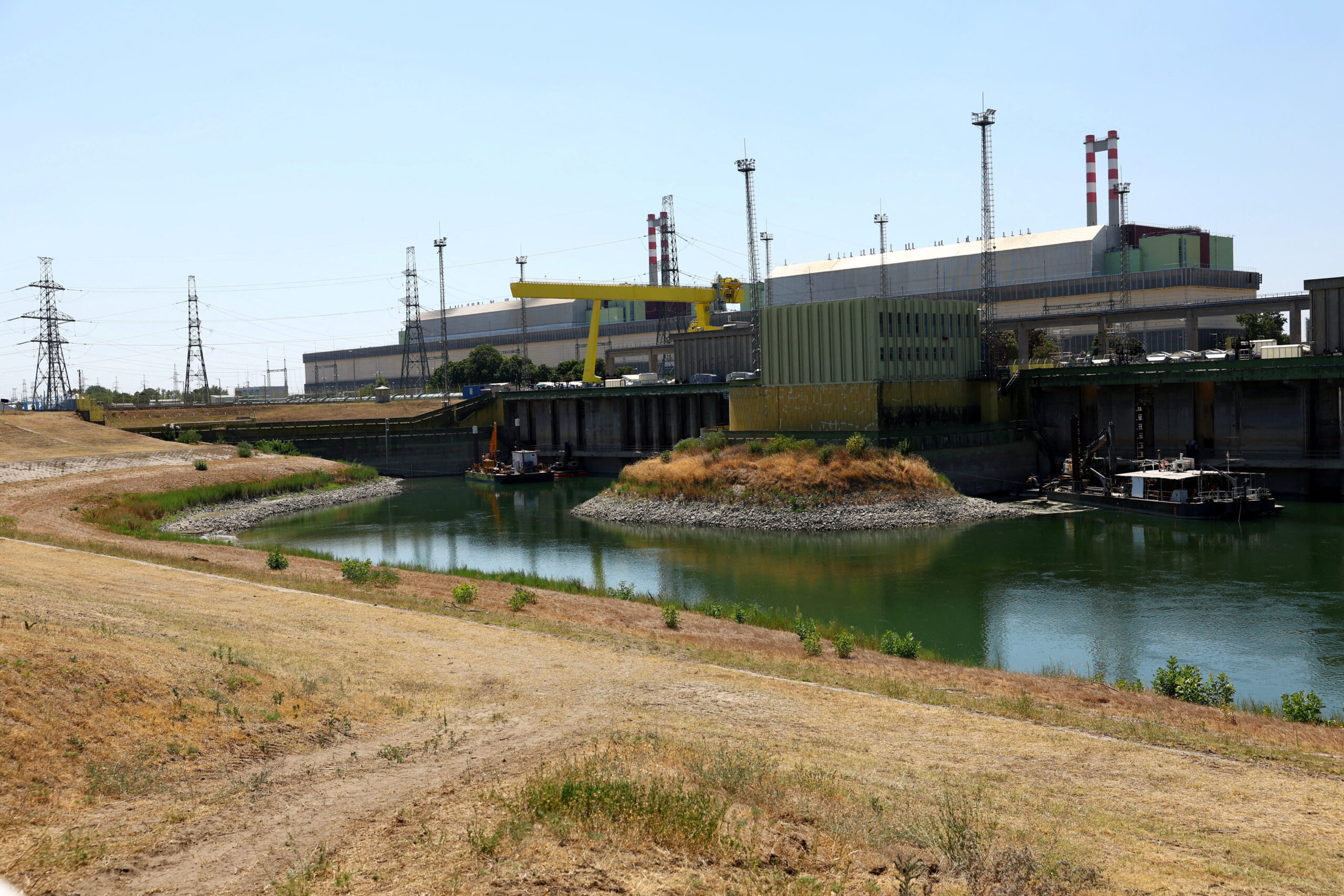 Tuna Nehri’nin suyu çekildi. Macaristan tek nükleer santralini kapatıyor