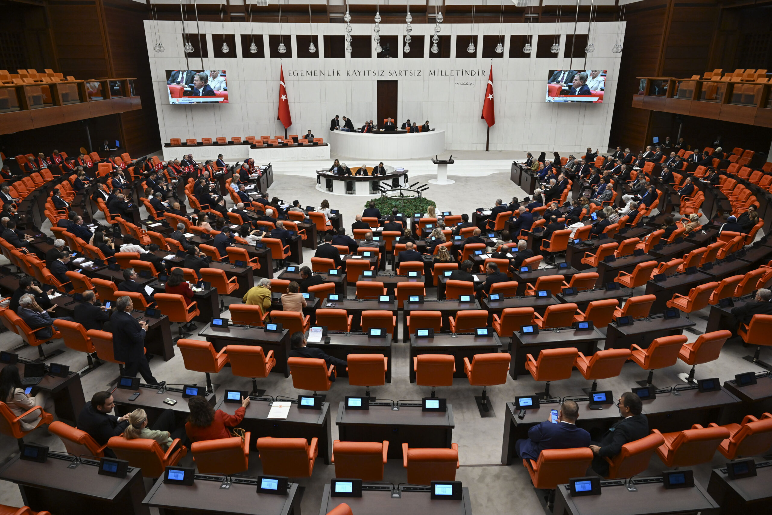 Üç milletvekili daha AK Parti’ye katıldı. İşte Meclis’teki yeni sandalye dağılımı