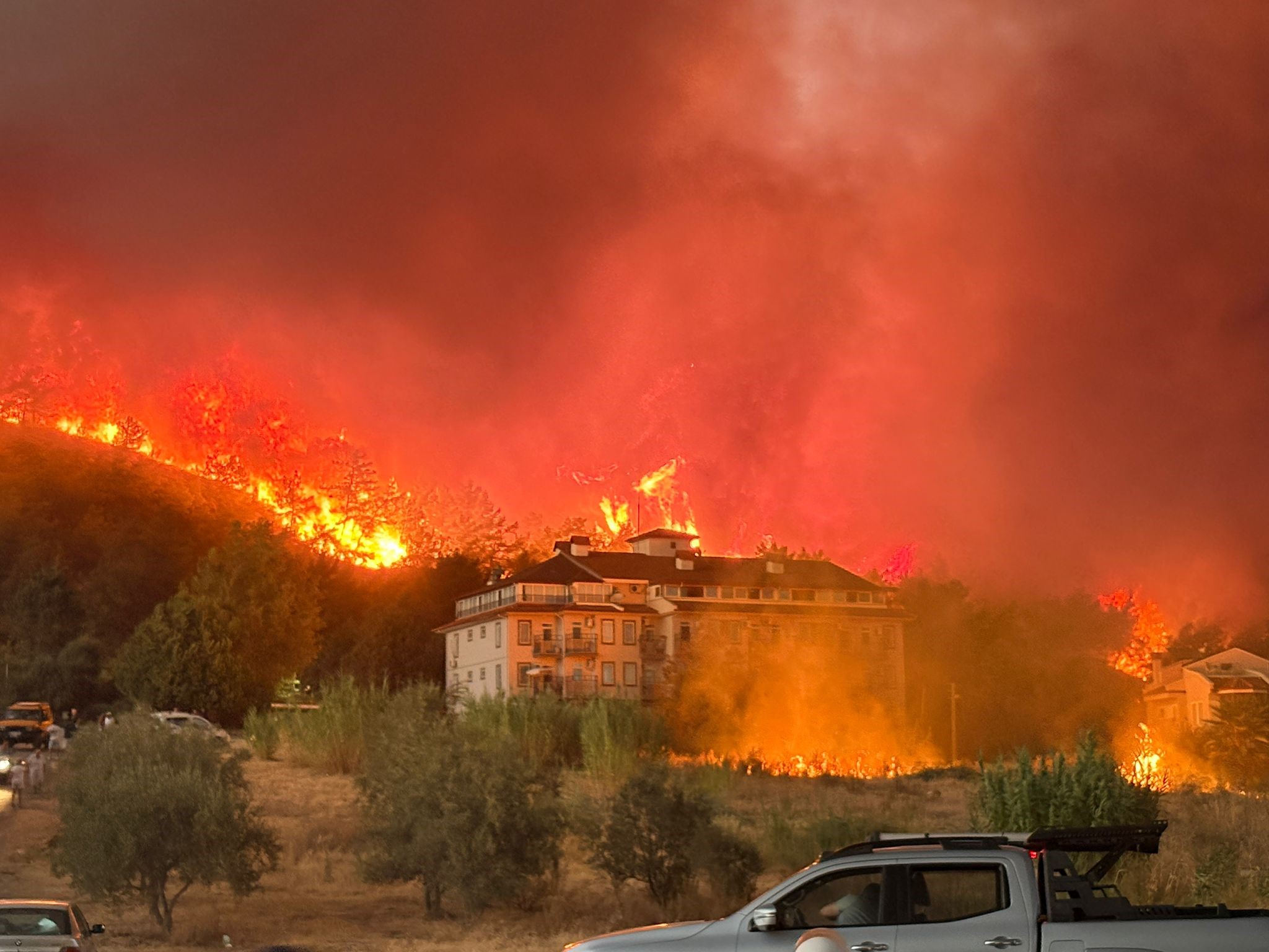 Yangın Fethiye’yi kuşattı, konutlar boşaltılıyor