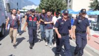 Yaşlı kadının 4 milyonluk altınını aldılar. Dolandırıcılar “Günlük dolgun ücretli iş” ilanıyla buldukları kuryeyi kullanmış