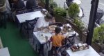 Yemeğine kendi kılını atıp para ödemek istemedi
