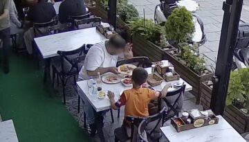 Yemeğine kendi kılını atıp para ödemek istemedi