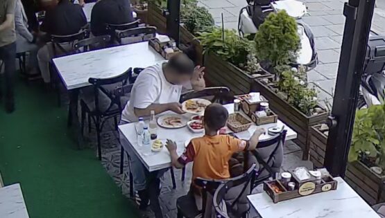 Yemeğine kendi kılını atıp para ödemek istemedi
