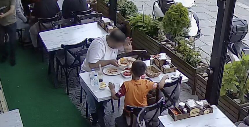 Yemeğine kendi kılını atıp para ödemek istemedi
