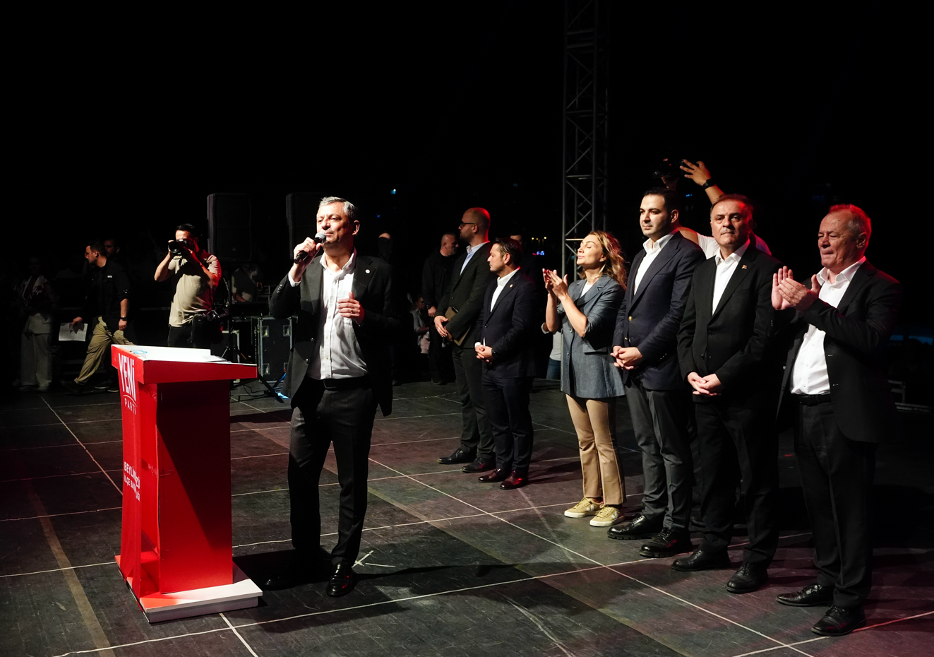 Yeni Parti’nin ilk mitingi. Özgür Özel, Beylikdüzü’nde partililere hitap etti