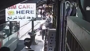 Yürekleri ağza getiren olay: Bebek arabası tramvay yoluna devrildi