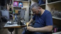 10 yaşında babasından öğrendi. Artık bu meslekte çırak yetişmiyor