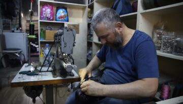10 yaşında babasından öğrendi. Artık bu meslekte çırak yetişmiyor
