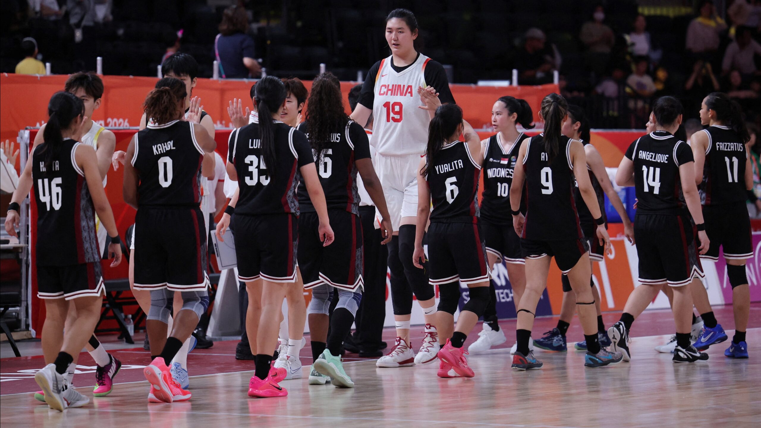 2.20’lik kadın basketbolcu 13 dakikada 22 sayı attı