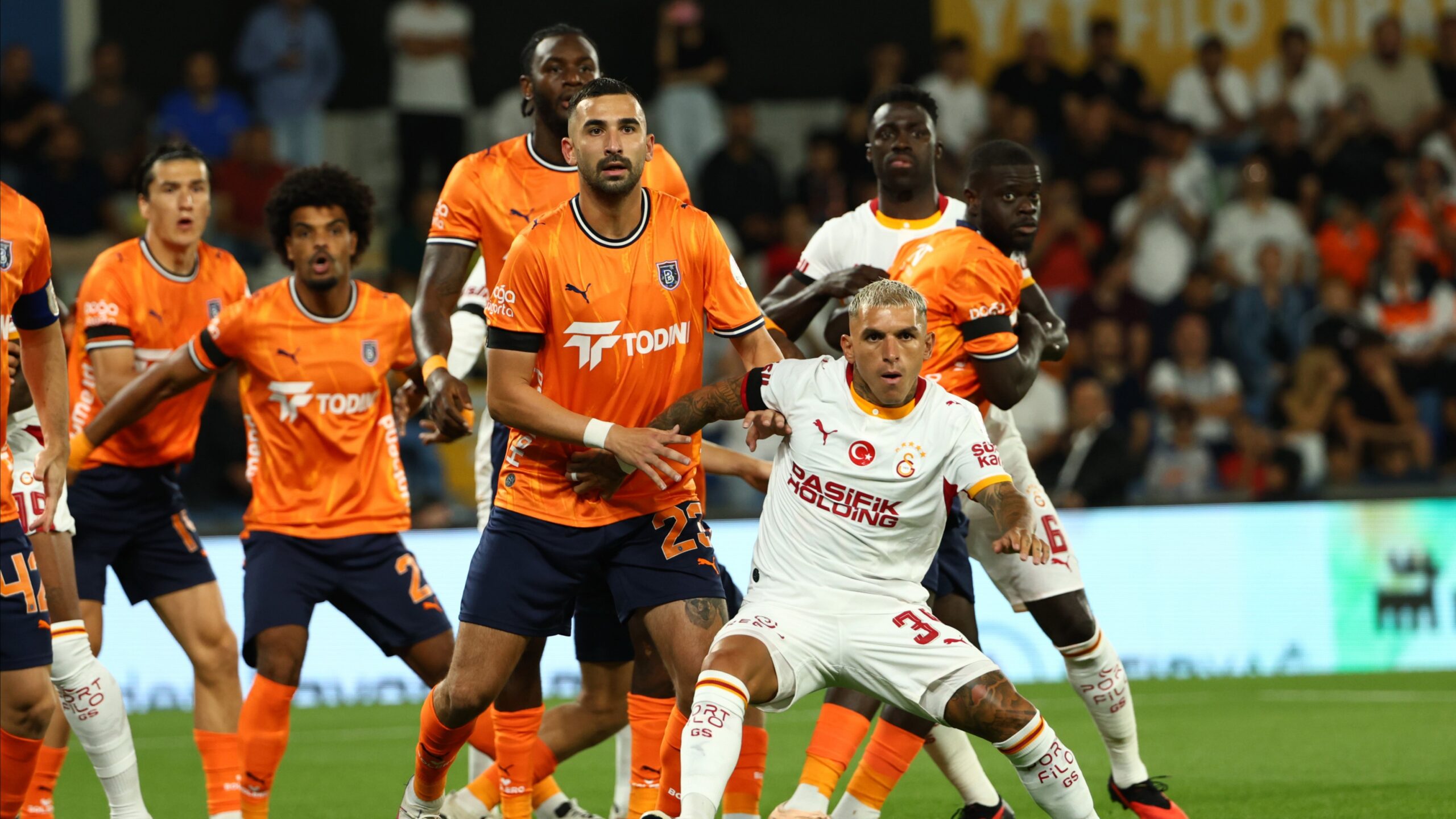 5 gol, 1 kırmızı kart, nefes kesen maç. Galatasaray, Başakşehir’i son dakikalarda mağlup etti