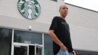 74 ülkede 20 bin Starbucks mağazası gezdi. geriye kaldı 9 bin mağaza. Amacı ne?