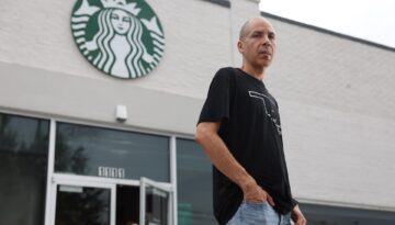 74 ülkede 20 bin Starbucks mağazası gezdi. geriye kaldı 9 bin mağaza. Amacı ne?