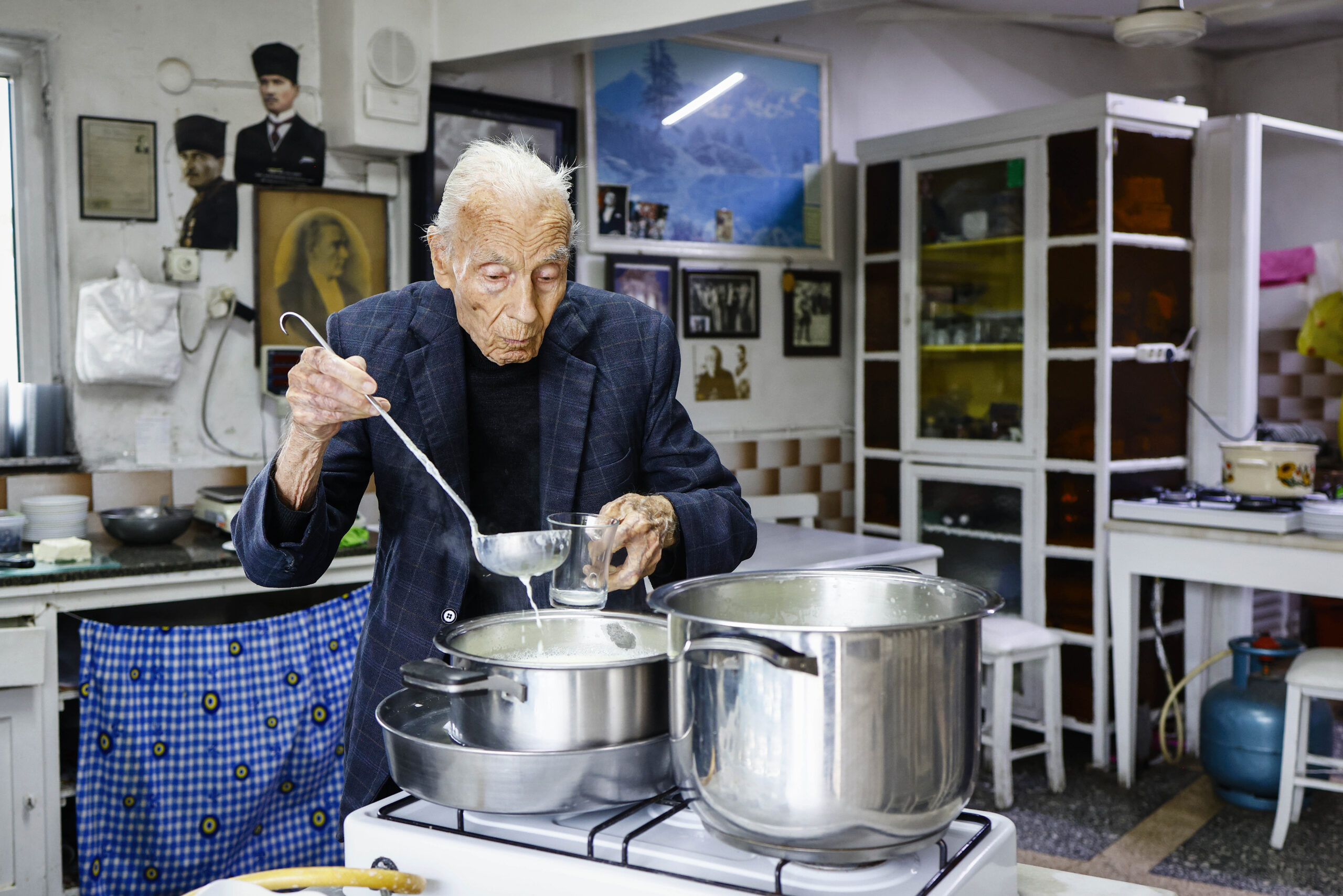 80 yıllık dükkanına veda etti. Eşref amca sırrını kaliteli malzeme diye açıkladı