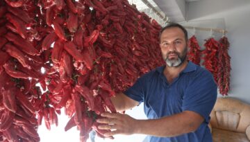 Acısı zehir gibi ama yapan paraya para demiyor. Demeti 500 TL’den alıcı buluyor