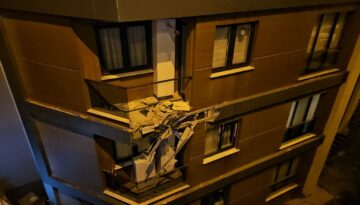 Alkollü sürücü dehşeti: Binanın 3. katına çarparak durabildi