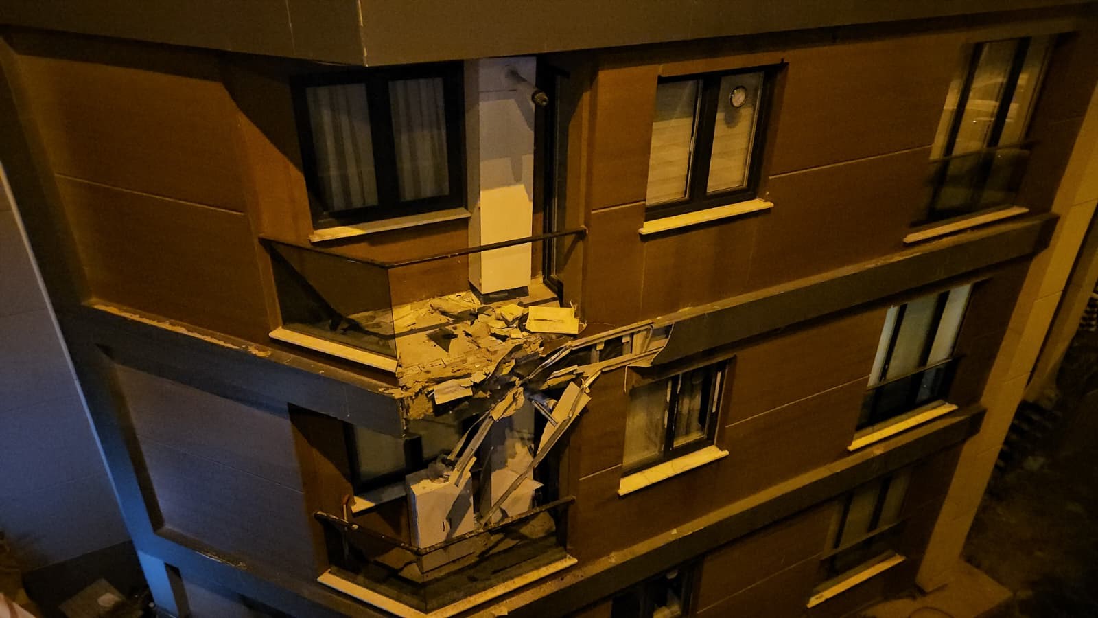 Alkollü sürücü dehşeti: Binanın 3. katına çarparak durabildi
