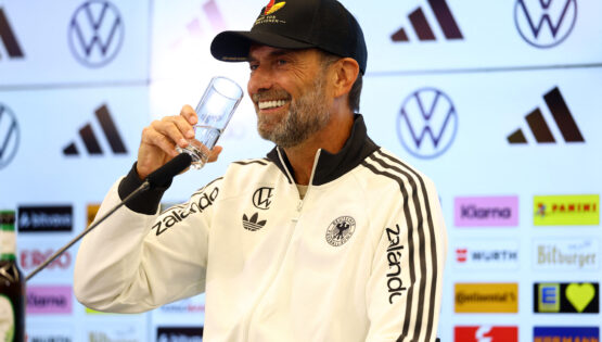 Almanya’da Klopp yasakları başladı. Listede telefon da var özel kuaför de