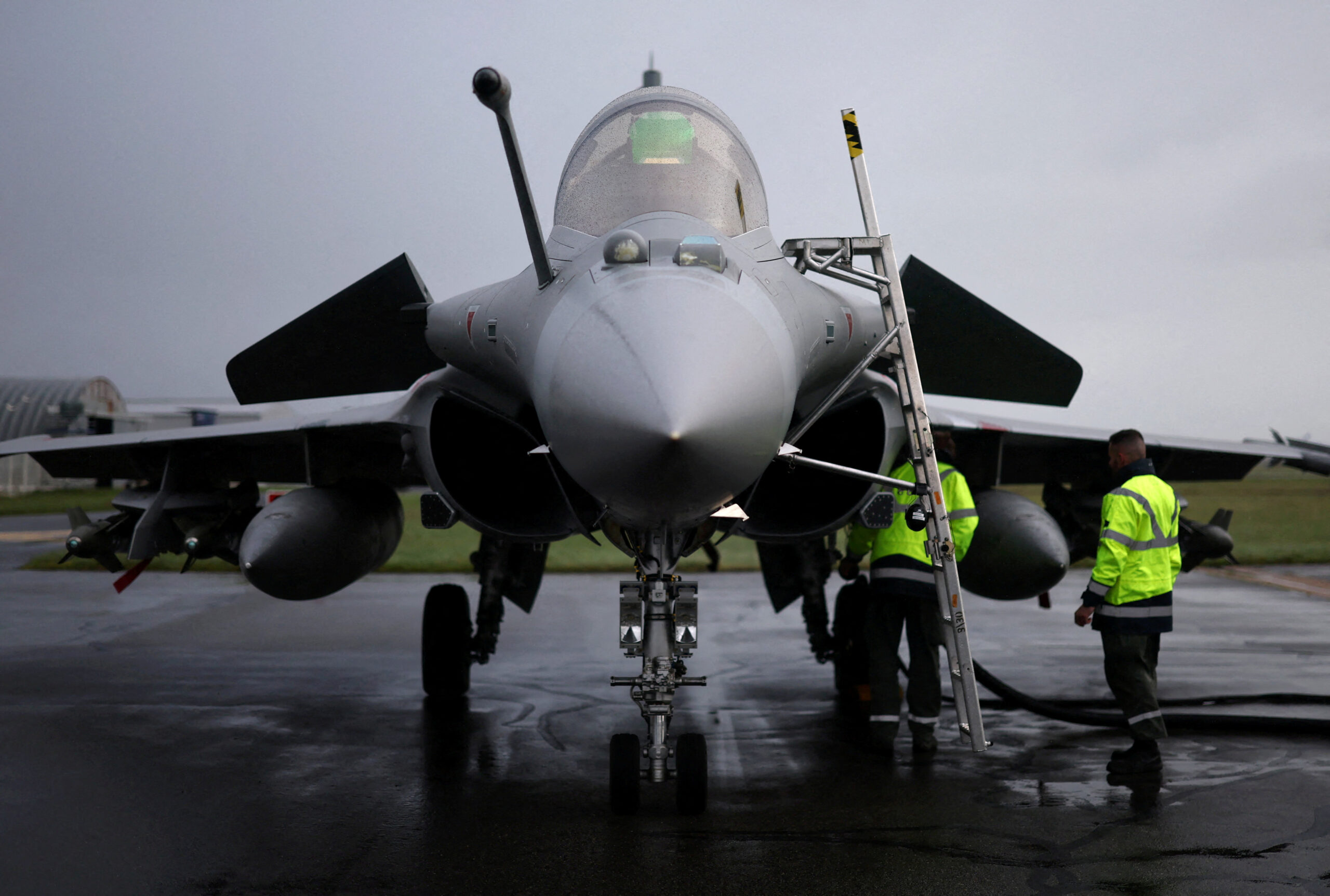 Almanya’daki Spangdahlem ABD Hava Üssü’nden kalkan bir F-16 düştü