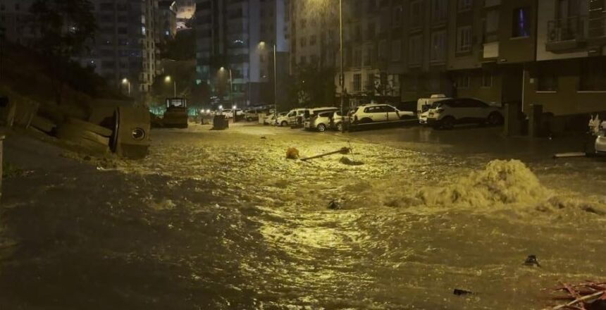 Ankara’da sağanak sonrası rögar taştı
