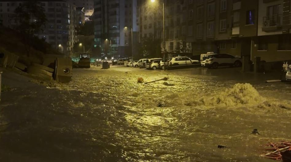 Ankara’da sağanak sonrası rögar taştı