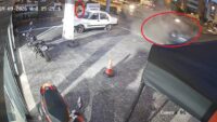 Antalya’da feci kaza: Motoru fırladı, yaya 5 saniyeyle kurtuldu