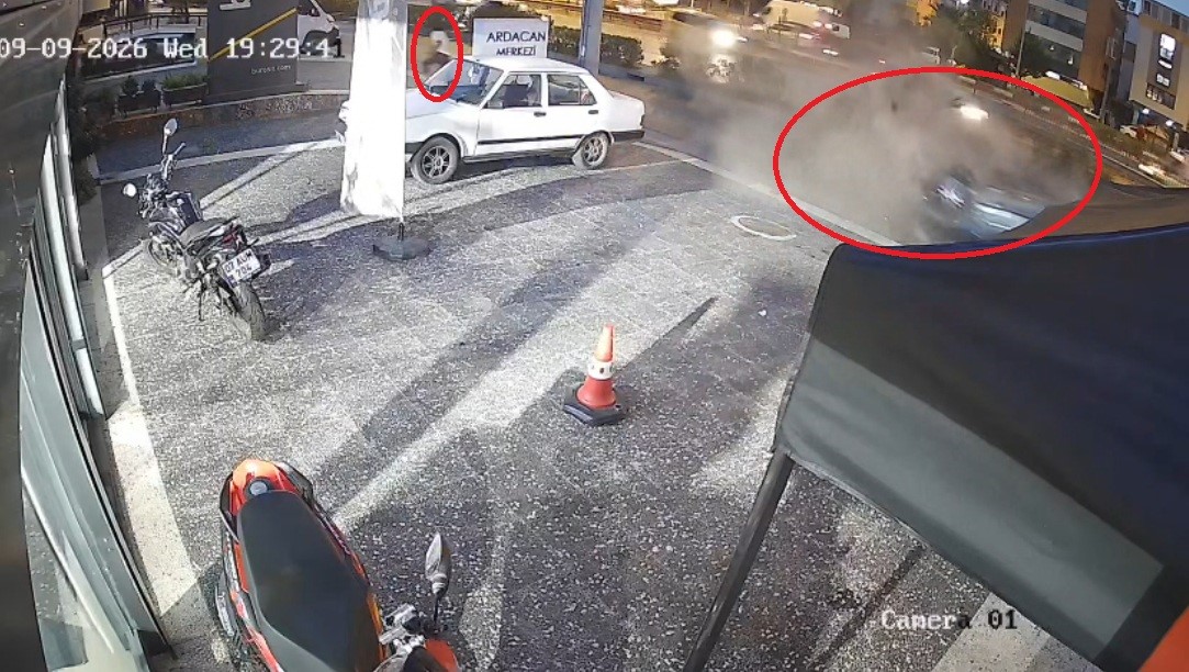 Antalya’da feci kaza: Motoru fırladı, yaya 5 saniyeyle kurtuldu
