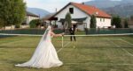 Aşkları tenis dersinde başladı. Köyde gelinlik ve damatlıkla korta çıktılar