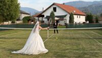 Aşkları tenis dersinde başladı. Köyde gelinlik ve damatlıkla korta çıktılar