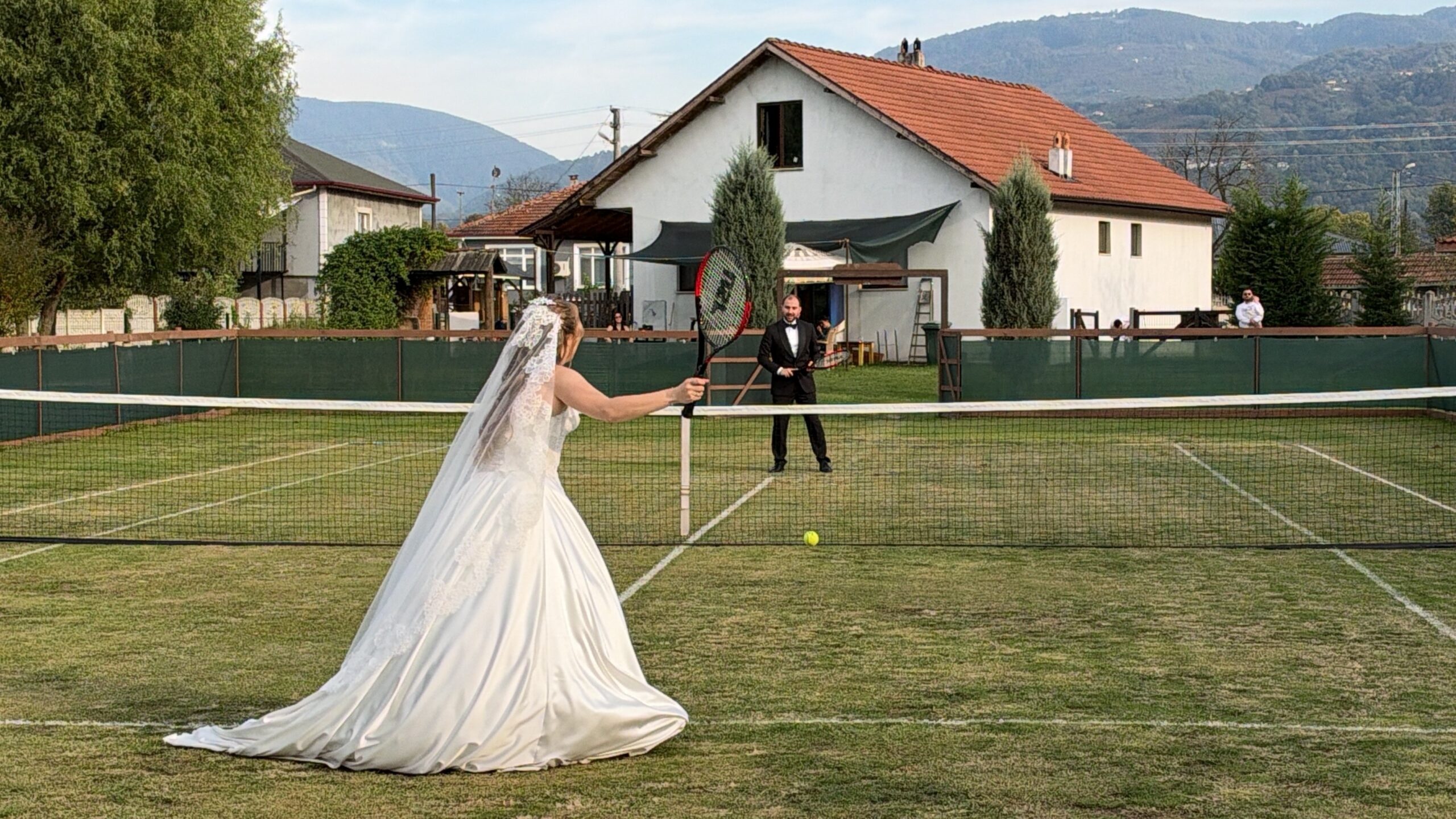 Aşkları tenis dersinde başladı. Köyde gelinlik ve damatlıkla korta çıktılar