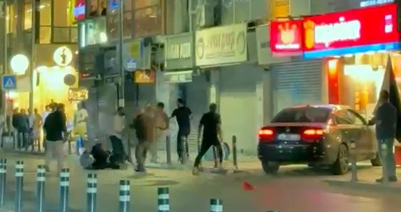 Avcılar’da iki grubun tekmeli yumruklu kavgası: Sandalyelerle saldırdılar