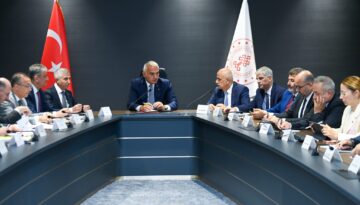 Bakan Ersoy, Kahramanmaraş’ta valiler, belediye başkanları ve milletvekilleriyle görüştü