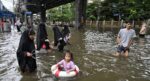 Bangkok’ta seller nedeniyle binlerce kişi tahliye edildi