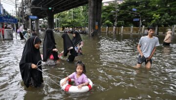 Bangkok’ta seller nedeniyle binlerce kişi tahliye edildi